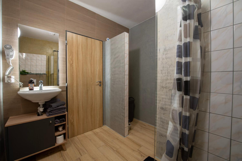 Bathroom 2, Apartmany Caffe & Grill, Litoměřice