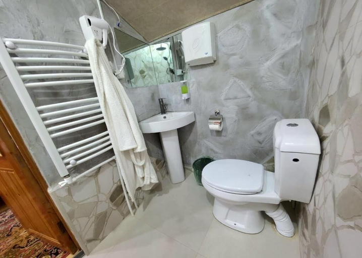 Bathroom 5, Hacarat Guest House