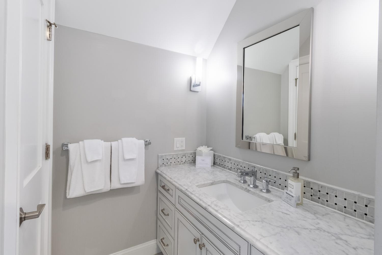Bathroom 3, The East Island Reserve Hotel, Newport