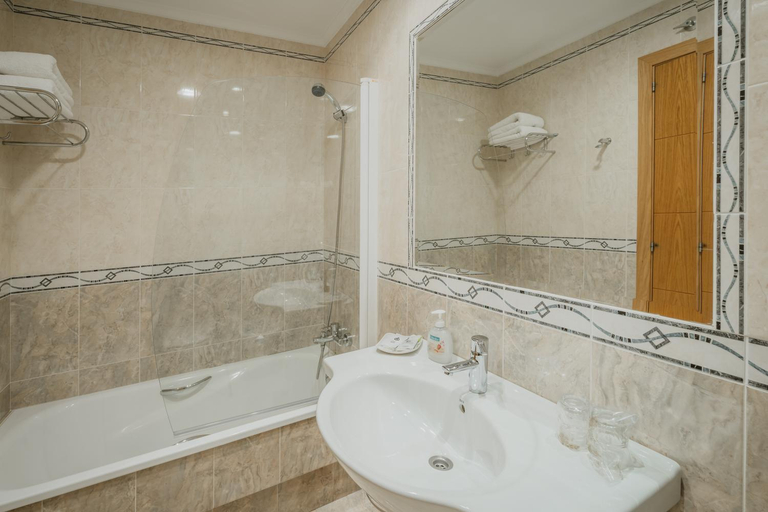 Bathroom 3, Hotel Reina Isabel, Valladolid