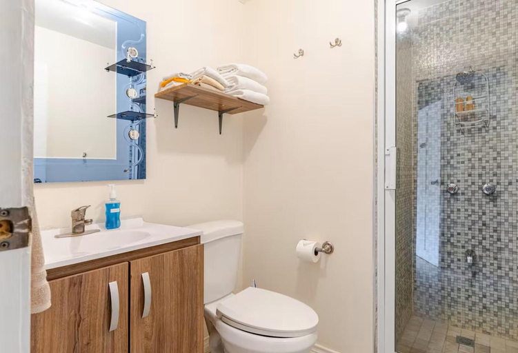 Bathroom 2, Seacastles by the beach/pool