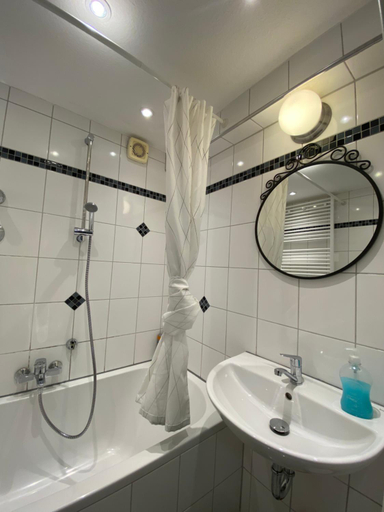 Bathroom 2, Oldtown Apartment Andreasstrasse, Düsseldorf