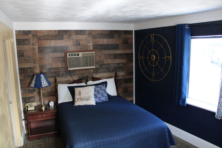 Bedroom 3, Lockview Motel, Chippewa