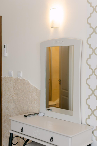 Bathroom 2, Petreny Borpanzio, Eger