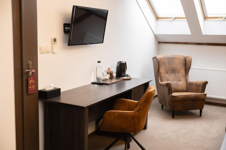 Others 3, Apartmany na Baste, Levice
