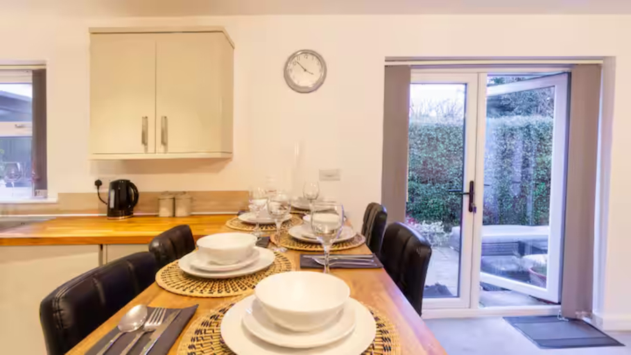 Others 2, 2-Bed Wallington, Sleeps 6, Parking, Near LGW, London