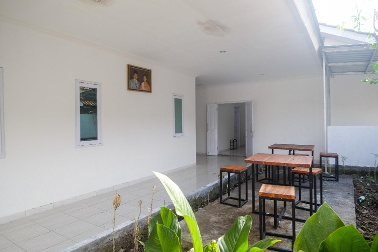 Public Area 2, RedDoorz Syariah @ Griya Merbotan Demak, Demak