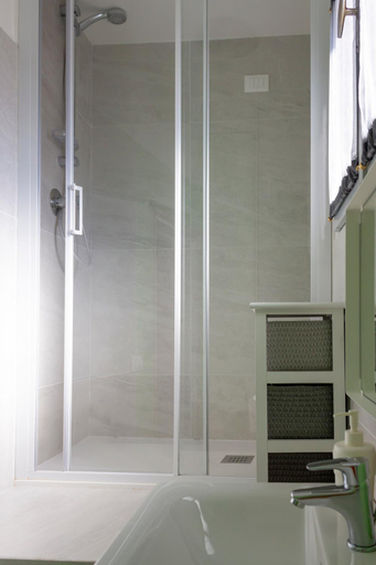 Bathroom, Canton del Gallo, Padua