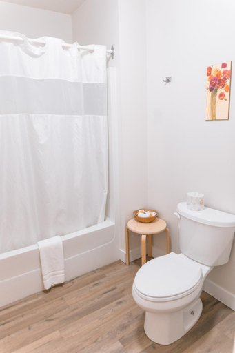 Bathroom 3, Hotel Civilia Lakeside by Civilia Golf Retreat, Thompson-Nicola