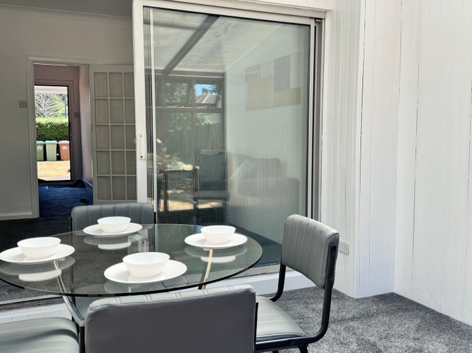 Outdoor dining 2, Near Airport Fully Detached House, Surrey