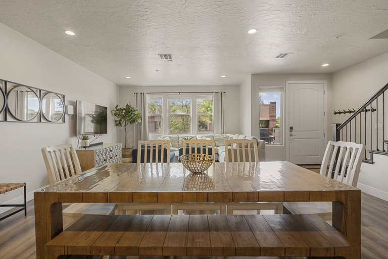Dining 5, Relax In Style 4 Bedroom Townhouse, Washington