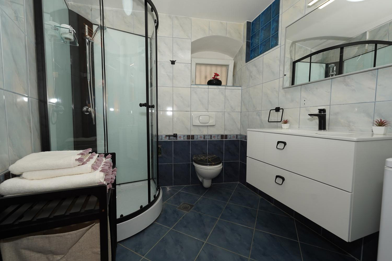 Bathroom 4, Iron Gates Apartments, Split