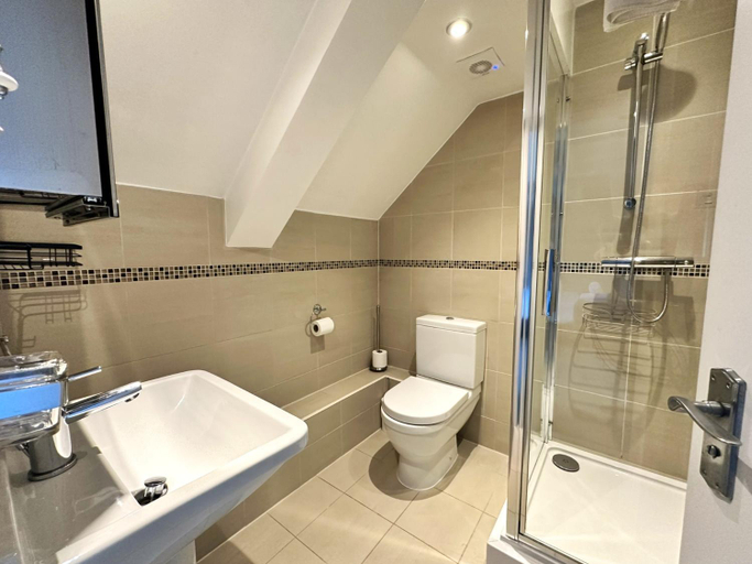 Bathroom 4, The Courtyard 2 Bedroom Apartments in Central Windsor with Parking, Slough