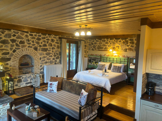 Bedroom 2, Efharis Filoxenon, Peloponnese