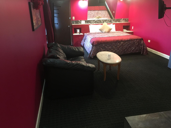 Bedroom 2, Midway Inn & Suites, Cook