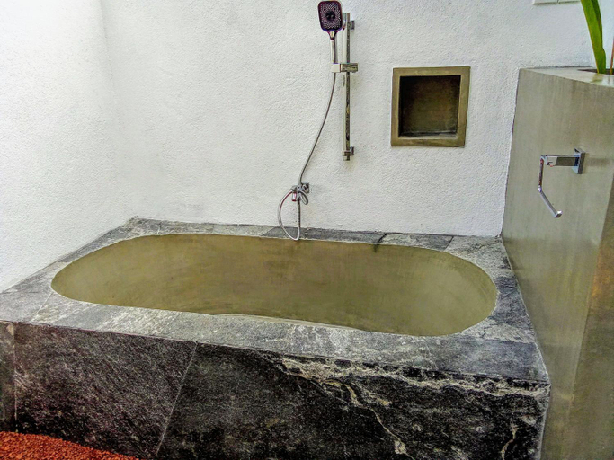 Bathroom 5, Subhasha Summer House, Devinuwara