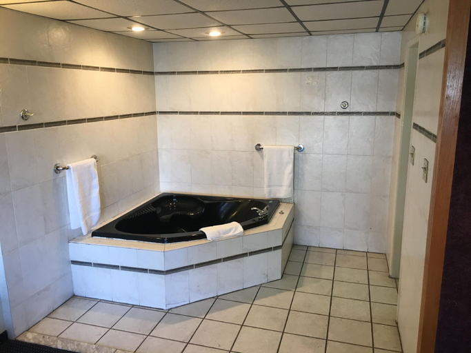 Bathroom 3, Midway Inn & Suites, Cook