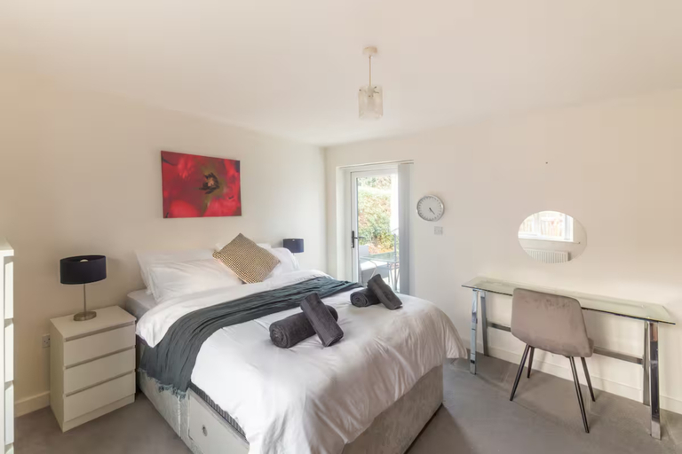 Others 3, 2-Bed Wallington, Sleeps 6, Parking, Near LGW, London