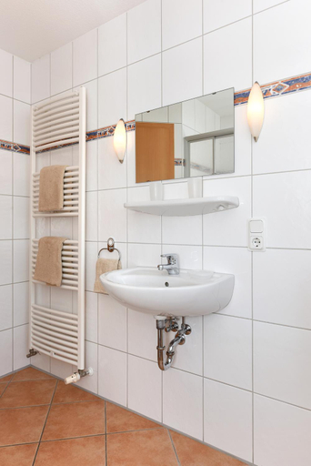 Bathroom 2, Urlaubswelt Nordseegartenpark, Wittmund