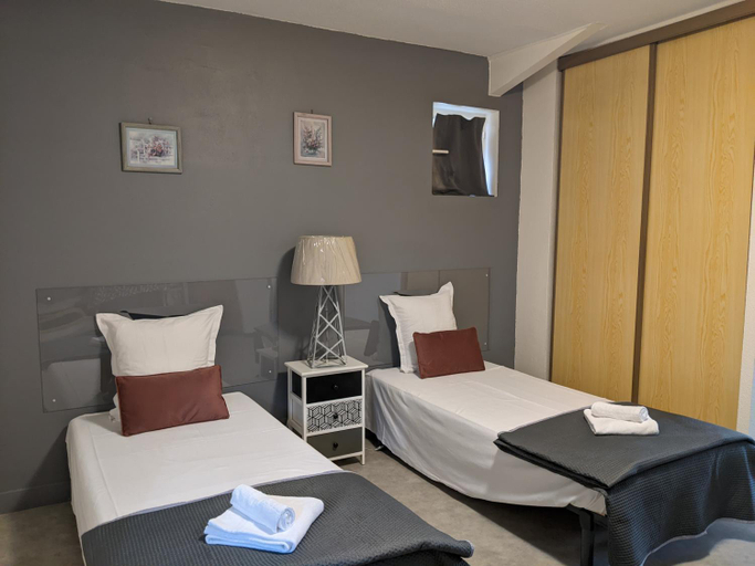 Bedroom 3, Hotel Studios Les Acacias, Landes