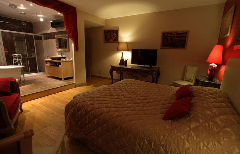 Bedroom 2, Champagne Domaine Sacret - AY, Marne