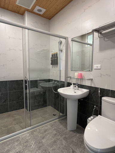 Bathroom 5, Wind Sea Hill Inn, Pingtung