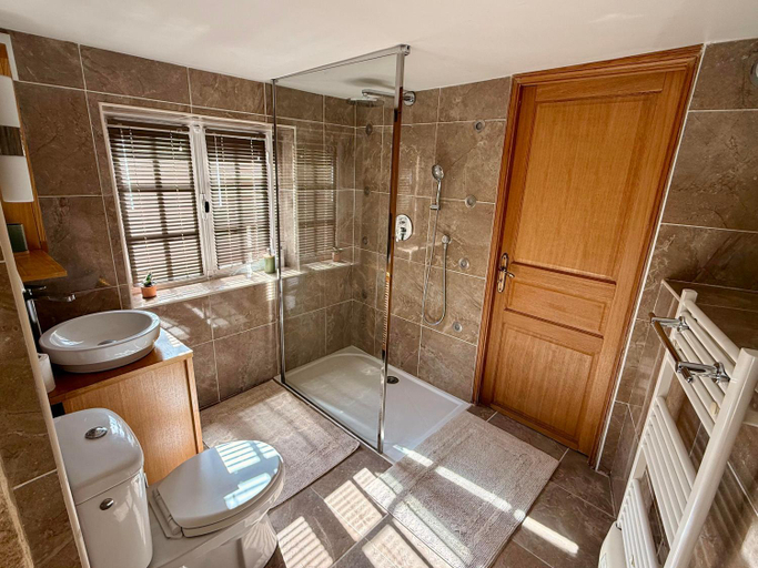 Bathroom 3, Le Coin Tranquille, Dordogne