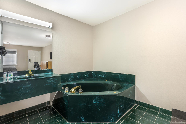 Bathroom 4, Southern Lodge - Orangeburg 601, Orangeburg