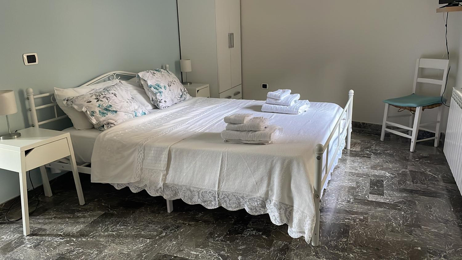 Bedroom 2, Ka suporti, Cosenza