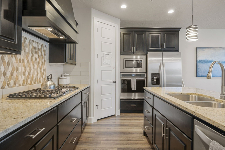 Private kitchen 3, Relax In Style 4 Bedroom Townhouse, Washington