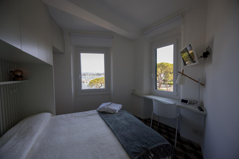 Bedroom 2, About Italy Holiday Rooms and Apartments, La Spezia
