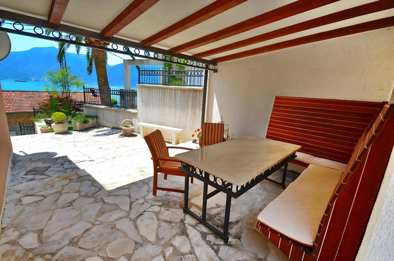Others 4, Villa Anja