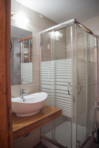 Bathroom 2, To Mpalkoni, Thessaly