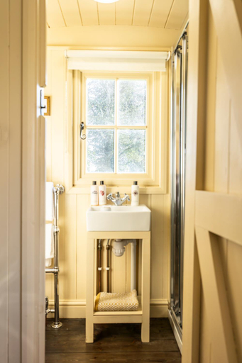 Bathroom 3, Ormesby Manor House & The Shepherds Huts & Well Lodge, Norfolk