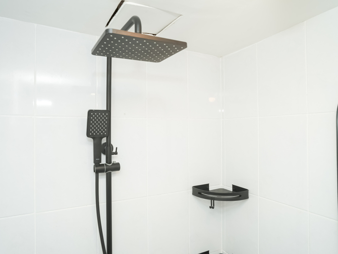 Bathroom 2, Tranquil Studio for 2 Pax at Tokyo Riverside PIK 2 Apartment By Travelio, Tangerang