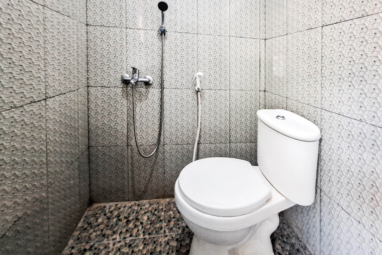 Bathroom 3, RedDoorz @ Etnik Guest House, Kebumen