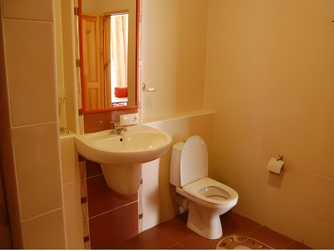 Bathroom 2, Girska Tysa Health Resort, Rakhivs'kyi