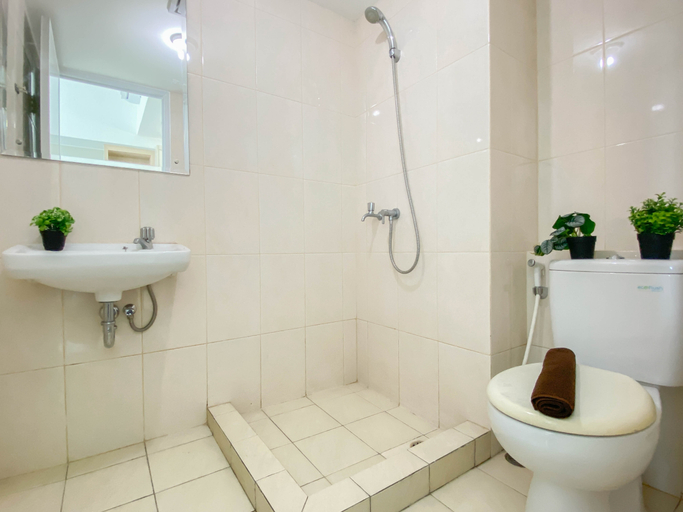 Bathroom 2, Studio Apartment near Binus University at Springlake Summarecon Bekasi By Travelio, Bekasi