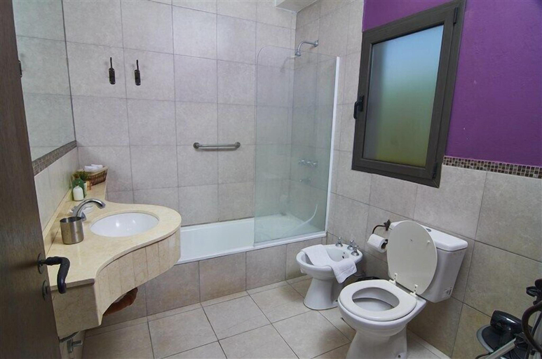 Bathroom 4, Hotel Las Chirimoyas, Capital