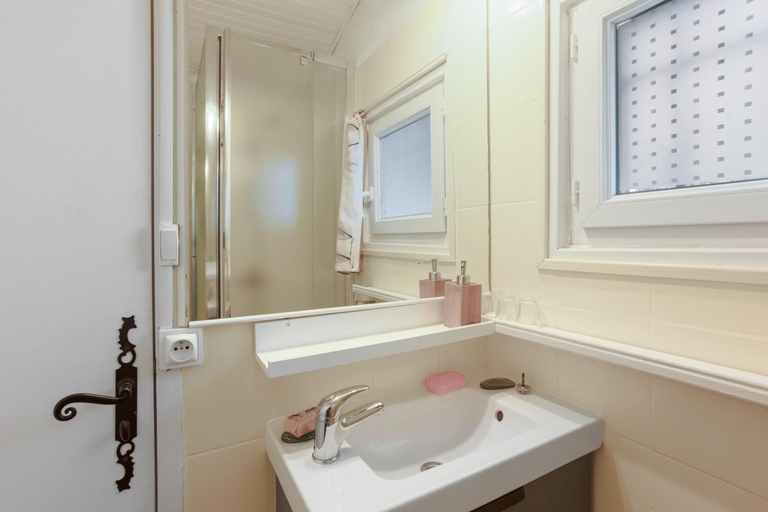 Bathroom 3, Au Jardin Des Couleurs, Var