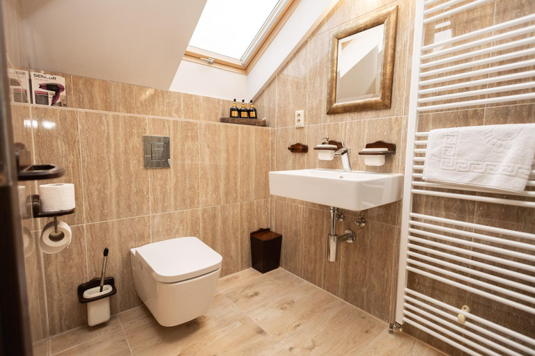 Bathroom 2, Apartmany na Baste, Levice