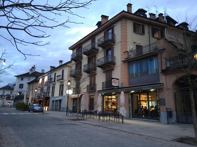 Exterior & Views