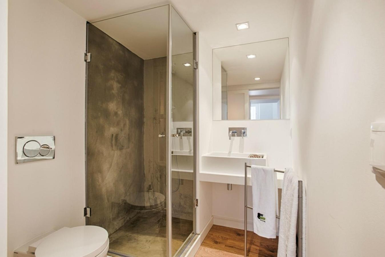 Bathroom, BmyGuest - Mouraria Central Apartment I, Lisbon