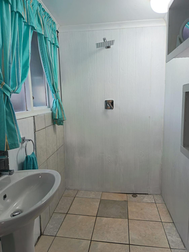 Bathroom 3, De' Nessie, Cacadu