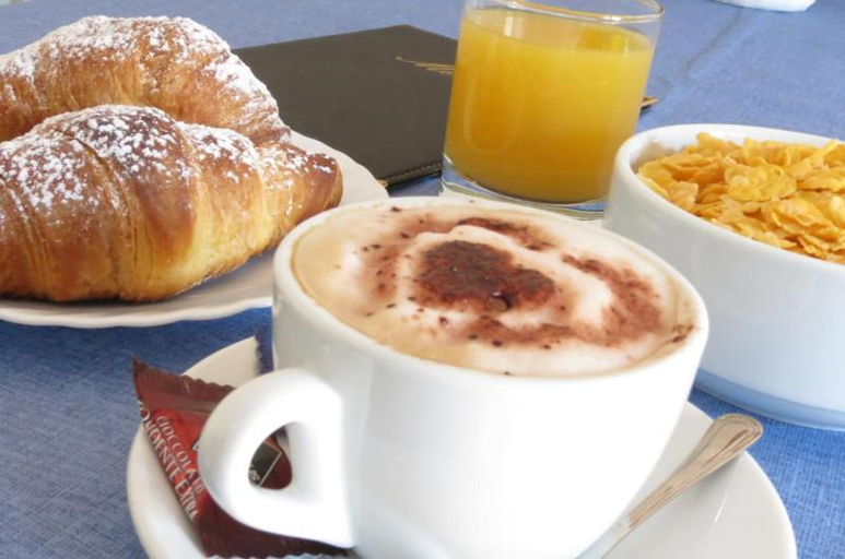 Food & Drinks 4, Central Plaza, Lecce