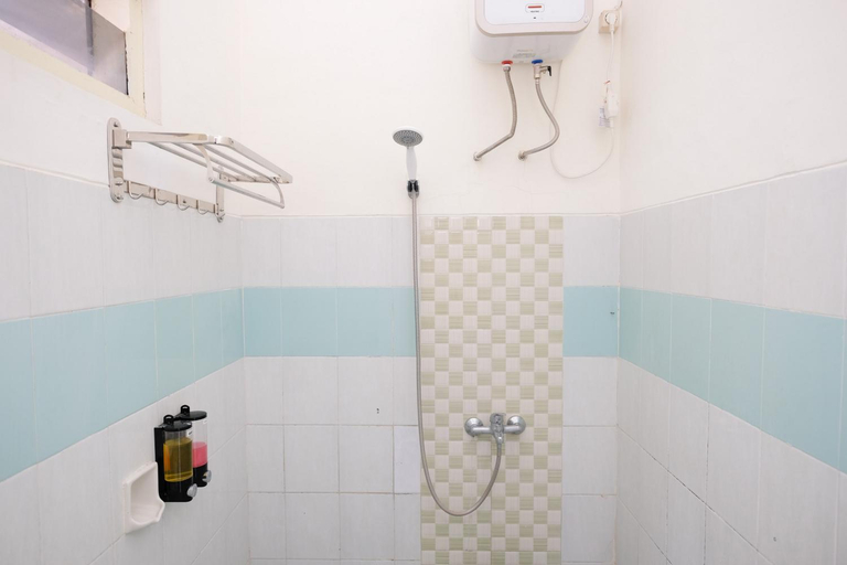 Bathroom 4, RedDoorz @ Jestro Guest House Batu, Malang