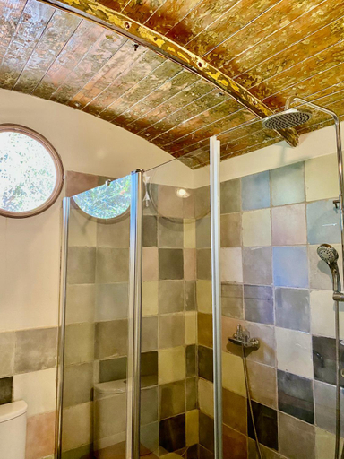 Bathroom 2, HaKaron