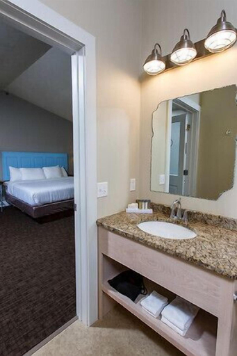 Bedroom 2, Julie's Park Cafe & Motel, Door