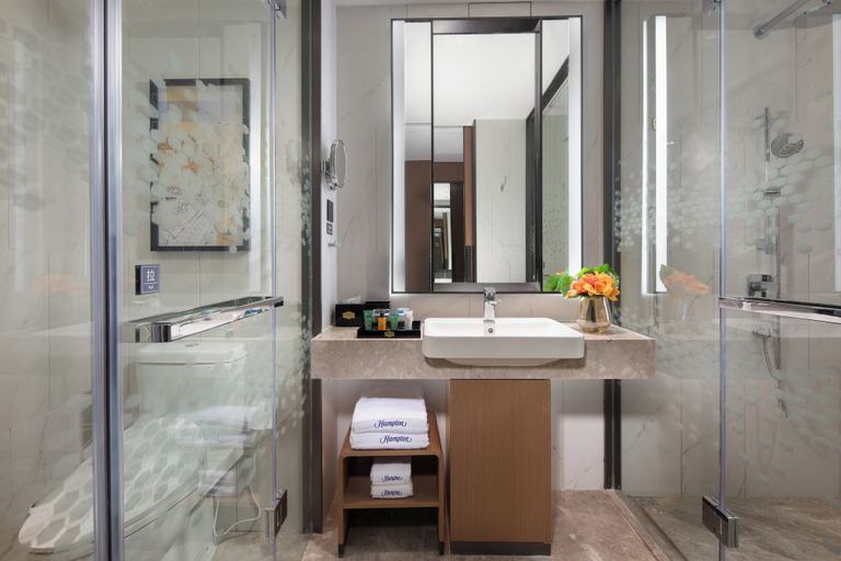 Bathroom 3, Hampton by Hilton Beijing Wuzi Xueyuan Road, Beijing