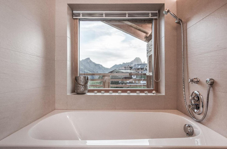 Bathroom, Aadla Walser-Chalets mit privater Sauna, Hotpot und Hotelservice, Bregenz